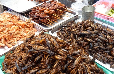 油炸毒蜘蛛 柬埔寨街頭的獵奇美食與文化符號(hào)